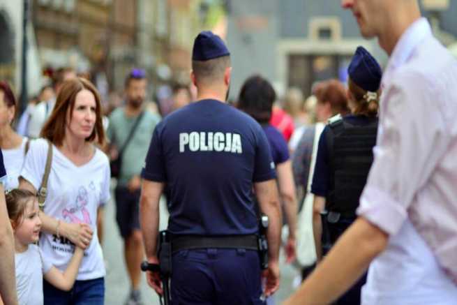 Czy służba kandydacka w prewencji policji umożliwia przejście na stary system emerytalny?