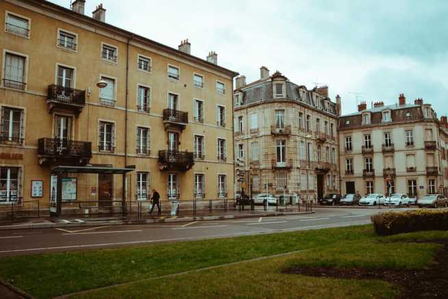 Sąsiad zrobił toaletę w mieszkaniu za ścianą pokoju, jak rozwiązać problem?